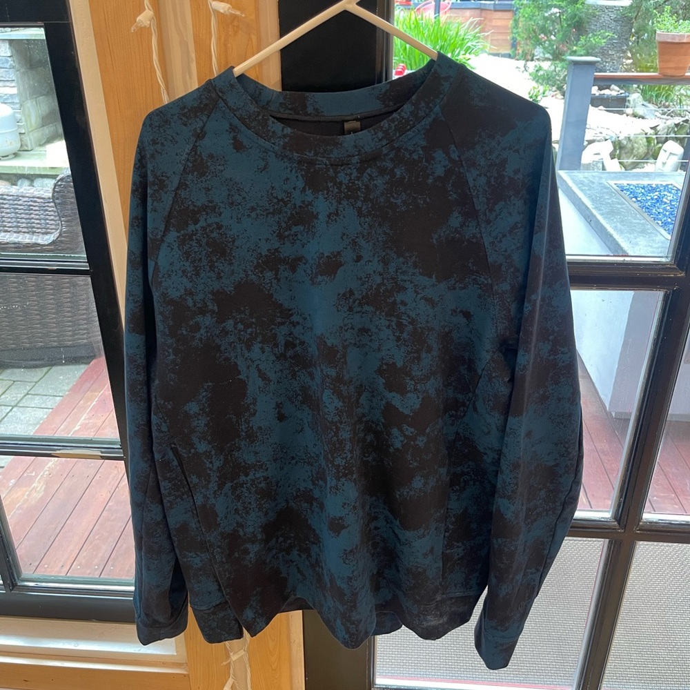 Lululemon Men's Black and Blue Crewneck